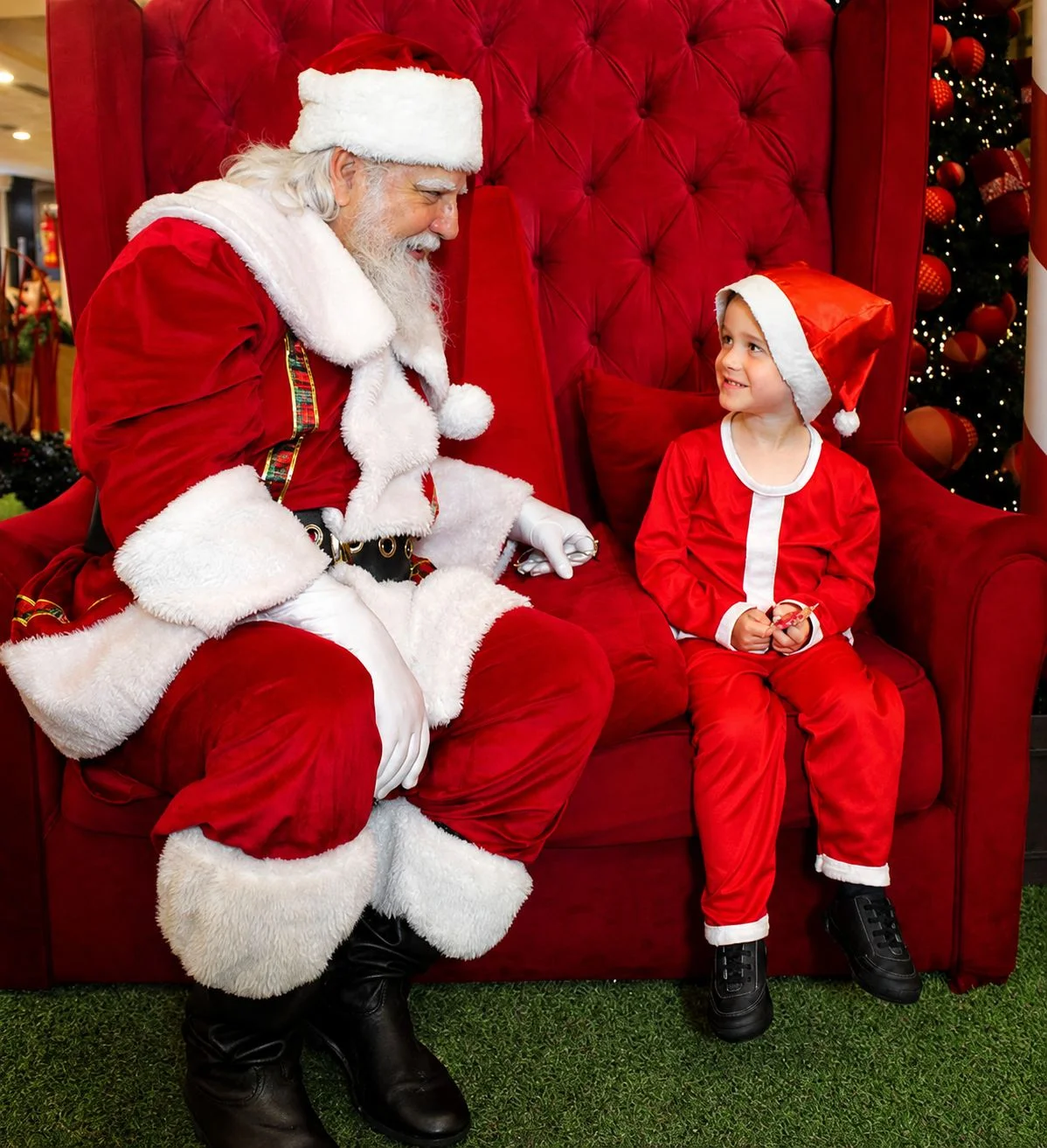 Papai Noel com criança no trono natalino — CriaAção Entretenimento