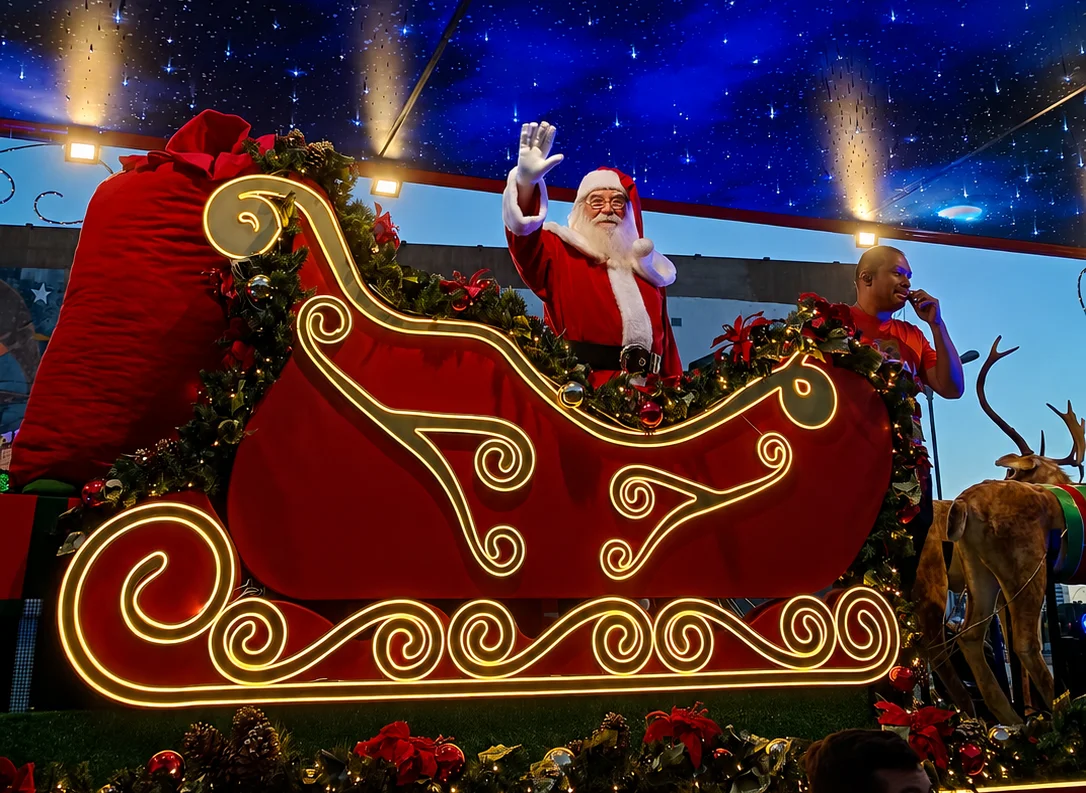 Personagens temáticos e parada de natal